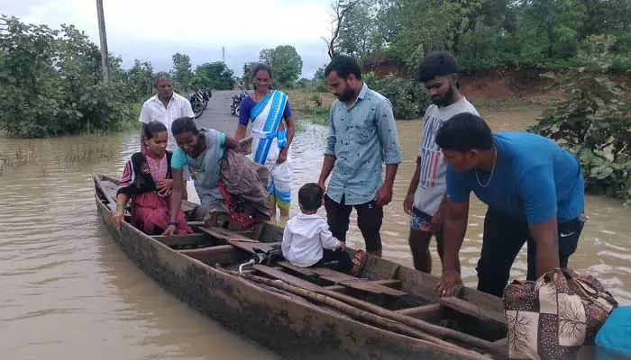 Flood Effect : గర్భిణీలకు తప్పని జలగండం.. నాటు పడవల్లో  తరలింపు