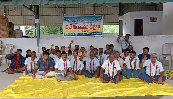 hunger strike : నేత కార్మికుల రిలే నిరాహార దీక్ష..