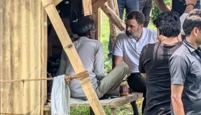 Rahul Gandhi : కోర్టుకు హాజరైన రాహుల్ గాంధీ.. కాసేపు చెప్పులు కుట్టే వ్యక్తితో ముచ్చట్లు