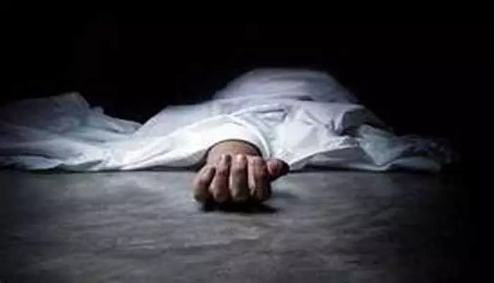 suicide : కుటుంబ సమస్యలతో మనస్థాపం చెంది గృహిణి ఆత్మహత్య