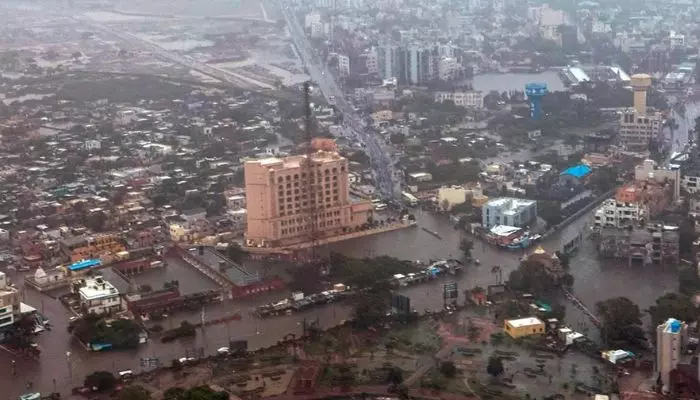 Flood : వరద వలయంలో గుజరాత్‌లోని నవ్‌సారి