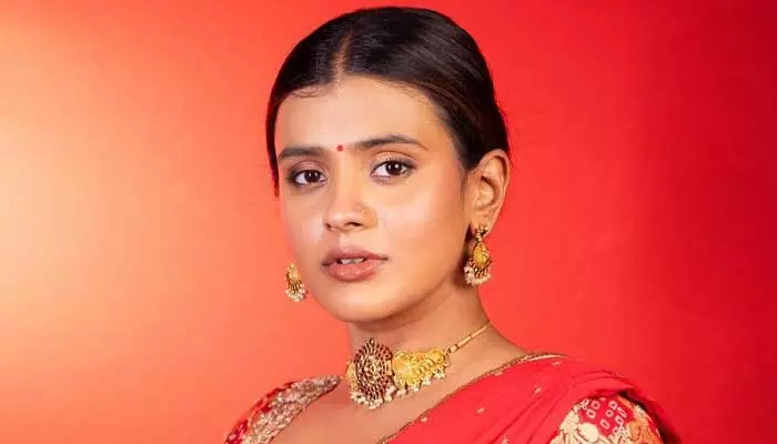 Hebah Patel looks beautiful in saree