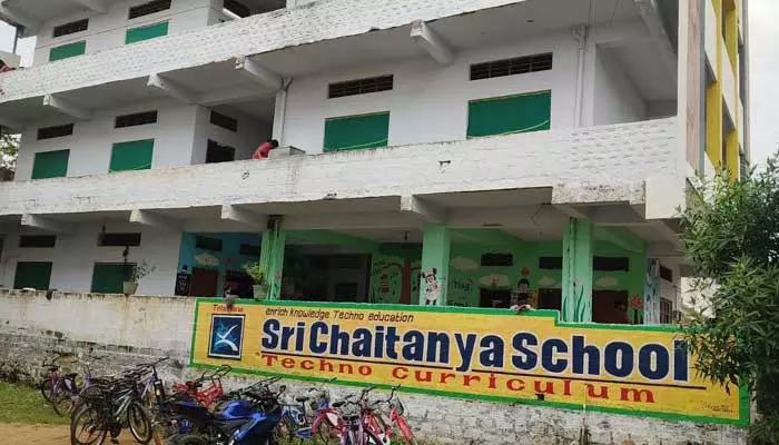 Sri Chaitanya School : పాఠశాలలో విద్యార్థిని ఆత్మహత్యాయత్నం..