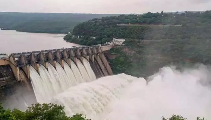 Srisailam: శ్రీశైలం ప్రాజెక్టు పోటెత్తిన భారీ వరద.. నిండనున్న ప్రాజెక్ట్