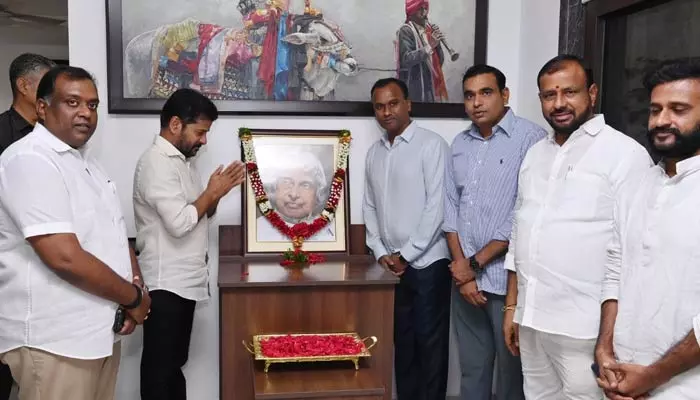 మాజీ రాష్ట్రపతి అబ్దుల్ కలాంకు సీఎం రేవంత్ నివాళులు