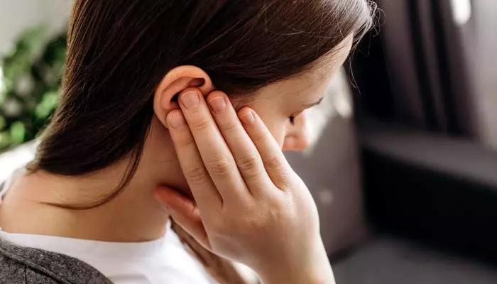 Ear pain: చెవి నొప్పితో బాధపడుతున్నారా.. ఈ ఇంటి చిట్కాలతో చెక్!