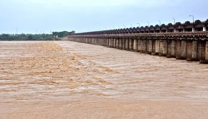 ALERT: ధవళేశ్వరం కాటన్ బ్యారేజీ రెండో ప్రమాద హెచ్చరికలు జారీ!