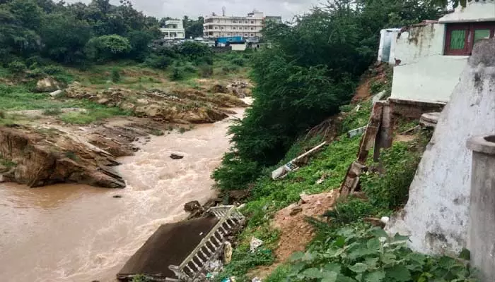 flood water : వరద పోటు.. కోతకు గురవుతున్న ముర్రేడు వాగు..