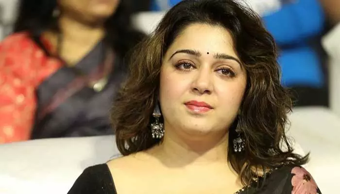 Charmy Kaur: రవితేజ ఆఫీస్‌లో గొడవకి దిగిన టాలీవుడ్ హీరోయిన్!.. కారణం అదేనా?