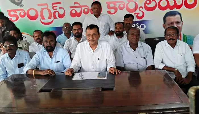 Congress Sirisilla Incharge : నౌకరీ పోతదని కేసీఆర్ అసెంబ్లీకి వచ్చిండు..