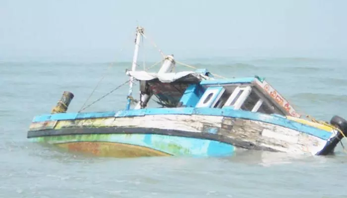 Boat Accident: కోనసీమ జిల్లాలో తీవ్ర విషాదం.. గోదావరిలో పడవ బోల్తా, ఆరుగురు గల్లంతు!