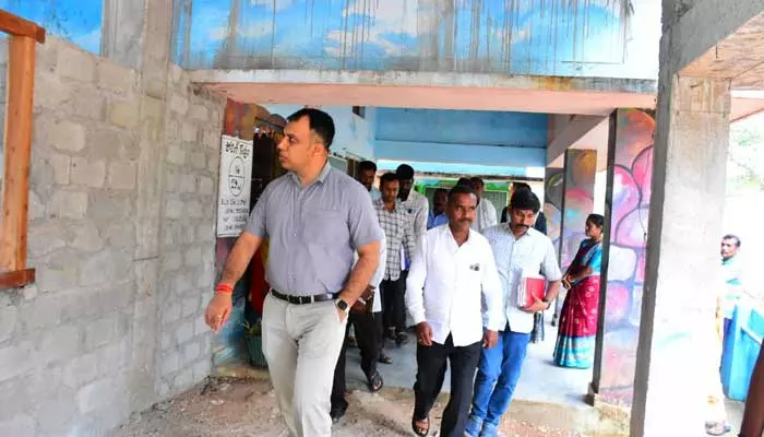 Collector surprise inspection : విద్యాలయాల పరిసరాలు పరిశుభ్రంగా ఉండాలి కలెక్టర్..