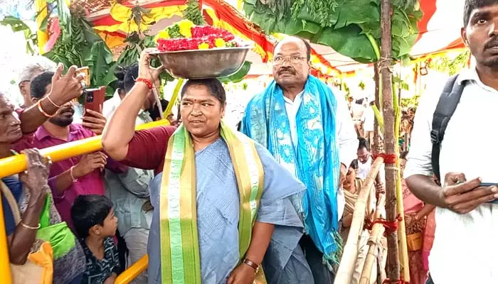 Minister Sitakka : ఖిలా మైసమ్మ దేవాలయంలో మంత్రి సీతక్క పూజలు