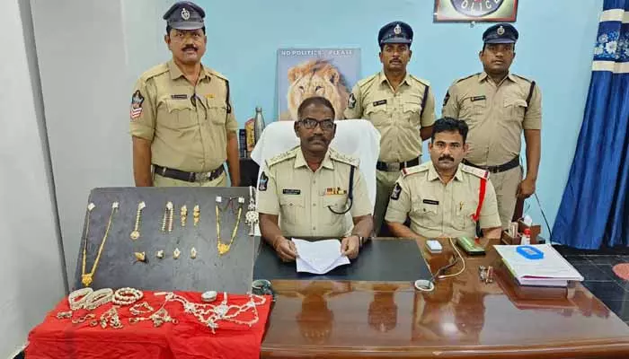 Crime News:నగలు దొంగతనం కేసులో ఇద్దరు అరెస్ట్ ..65 తులాల బంగారం స్వాధీనం