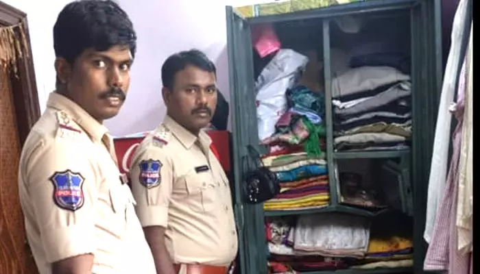 theft : ఇంటి తలుపులు పగులగొట్టి చోరీ