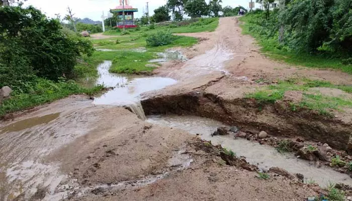 road problem : చినుకు పడితే చిత్తడే..ఈ రోడ్లపై ప్రయాణం నరకమే..