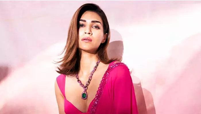 Kriti Sanon: అలా అందరి ముందు నడవడానికి భయమేసి ఏడ్చేశాను.. స్టార్ హీరోయిన్ వైరల్ కామెంట్స్