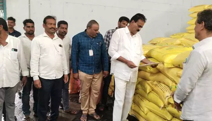 warehouses : గోదాములను పరిశీలించిన రాష్ట్రగిడ్డంగుల కార్పొరేషన్ చైర్మన్ రాయల నాగేశ్వరరావు..