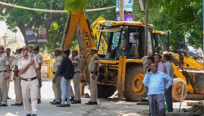 Bulldozer Action :రంగంలోకి బుల్డోజర్లు.. ఎంసీడీ సీరియస్.. వాట్స్ నెక్ట్స్ ?