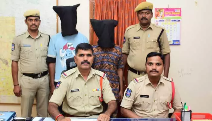 Police officers : గంజాయి కేసులో ఇద్దరు నిందితులు అరెస్ట్.. రిమాండ్ కి తరలింపు..