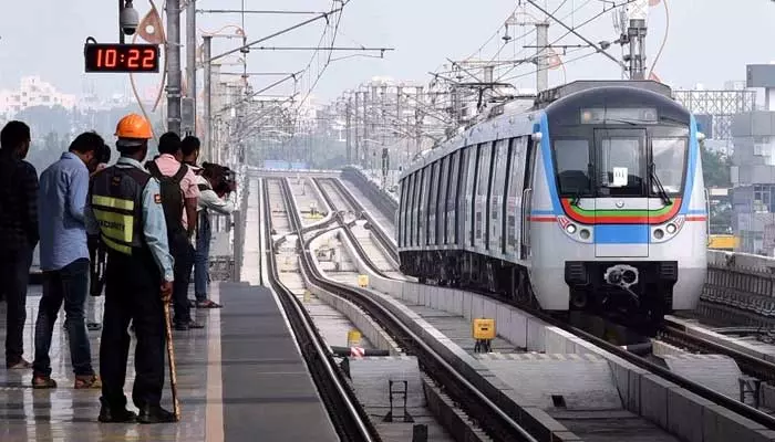 Hyderabad Metro : రేపు అన్ని రూట్లలో మెట్రో రైళ్ల సమయం పొడిగింపు