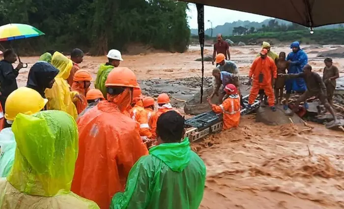 Wayanad landslides:  కేంద్రం నుంచి సాయం అందిస్తాం.. కేరళ సీఎంకు ప్రధాని ఫోన్