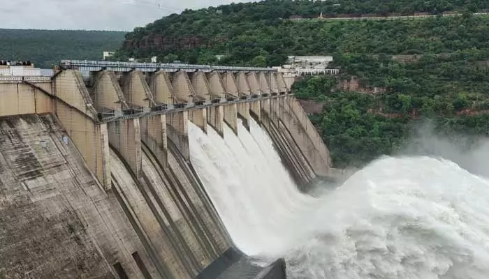 Srisailam: శ్రీశైలానికి భారీగా పెరిగిన వరద.. మరో రెండు గేట్లు ఎత్తిన అధికారులు