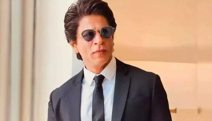 Shah Rukh Khan: చికిత్స కోసం అమెరికాకు పయనం అయిన షారుఖ్‌ ఖాన్.. ఆందోళనలో ఫ్యాన్స్!