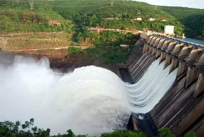 Srisailam Reservoir:శ్రీశైలం జలాశయానికి తగ్గిన వరద ప్రవాహం