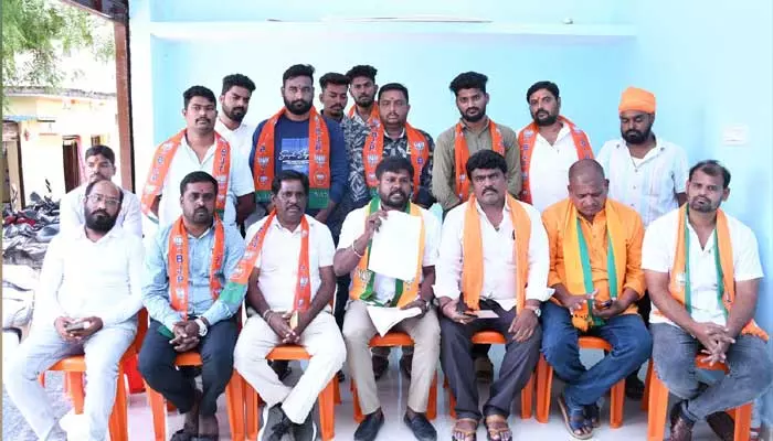 BJP leaders : అధికారులను బదిలీ చేయొద్దని ప్రభుత్వ విప్ అడగడం విడ్డూరం..