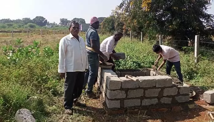 సమాధిని కూడా వదల్లేదు