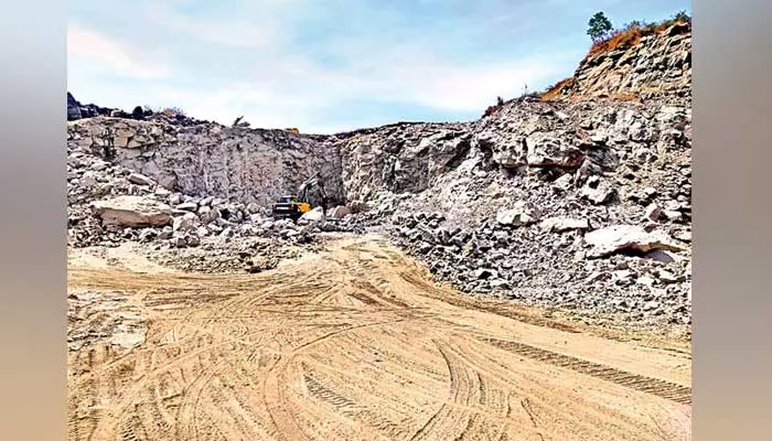 Mining : అక్రమ మైనింగ్​.. క్వారీ లేకుండానే క్రషర్​నిర్వహణ