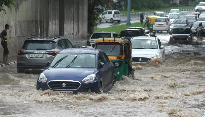 rain alert: దేశ రాజధానిలో భారీ వర్షం.. స్కూళ్లకు సెలవులు