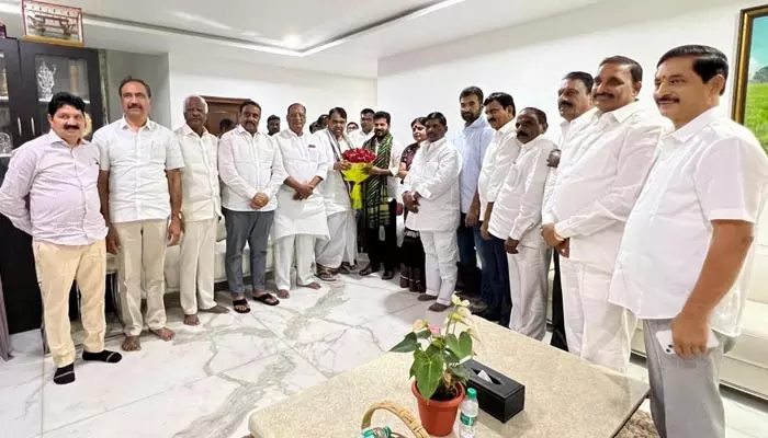 Political Dinner: పోచారం నివాసంలో హాట్ టాపిక్‌గా పొలిటికల్ డిన్నర్..  హాజరైన సీఎం రేవంత్