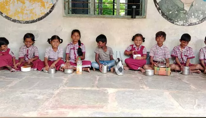 Mid day meals : అధికారుల నిర్లక్ష్యం.. అమలు కాని మధ్యాహ్న భోజన పథకం..