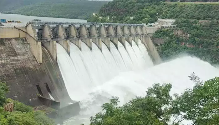 Srisailam Update: శ్రీశైలం జలాశయానికి కొనసాగుతున్న వరద.. తాజా అప్‌డేట్ ఇదే!