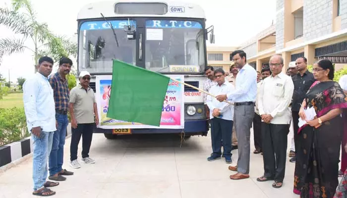 Special Buses : ఉపాధ్యాయులు వెళ్లేందుకు ప్రత్యేక బస్సులను ప్రారంభించిన కలెక్టర్..