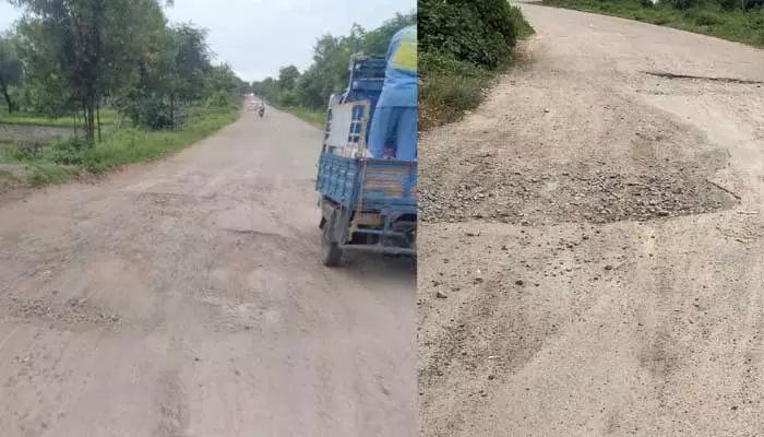 Road Repair : రాళ్లు తేలిన రహదారి.. నోరు తెరిచిన గుంతలు