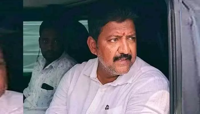 Breaking:వైసీపీ మాజీ ఎమ్మెల్యే పై లుకౌట్ నోటీసులు జారీ?