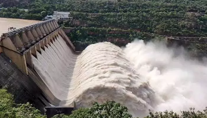 Srisailam: శ్రీశైలానికి కొనసాగుతున్న భారీ వరద