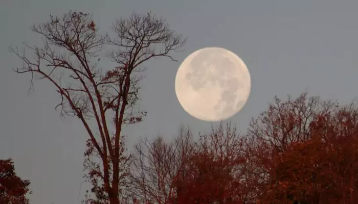 Moon moving : చందమామ దూరం.. దూరం.. ఆ మార్పు దేనికి సంకేతం?