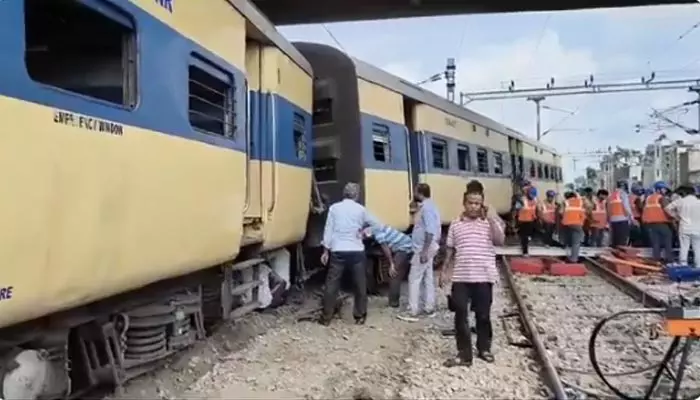 Train Accedent: పట్టాలు తప్పిన ఢిల్లీ ప్యాసింజర్ రైలు