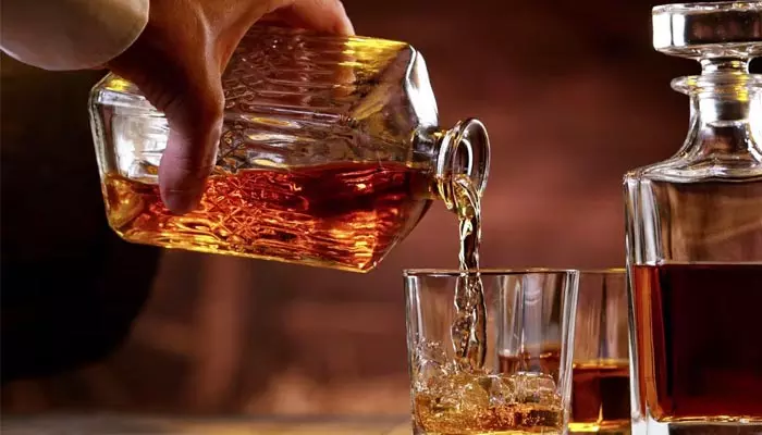 Whiskey : మందు బాబులకు అలర్ట్.. విస్కీలో ఎంత వాటర్ కలపాలో తెలుసా?