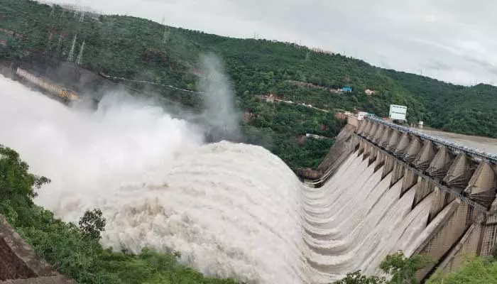 Srisailam Project : శ్రీశైలానికి పరుగు పరుగున కృష్ణమ్మ..