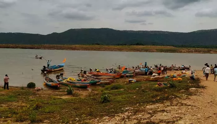 Andhra border : ఆంధ్ర సరిహద్దు వద్ద వజ్రాల కోసం వేట..