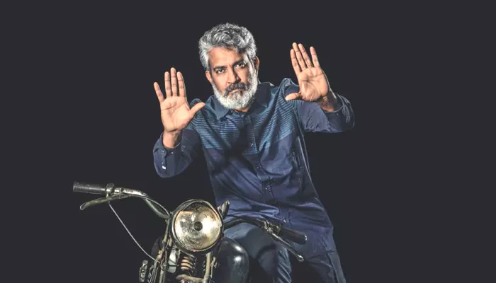 Rajamouli: లక్ష  కోసం ఇబ్బంది పడితే  ఆయన సహాయం చేసారంటూ షాకింగ్ కామెంట్స్ చేసిన  రాజమౌళి