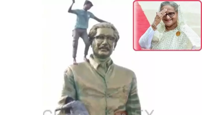 Sheikh Mujibur Rahman :షేక్ హసీనా తండ్రి విగ్రహాన్ని ధ్వంసం చేసిన నిరసనకారులు