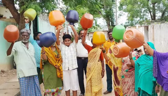 మంచినీటి ఇక్కట్లు..ఖాళీ బిందెలతో మహిళల నిరసన