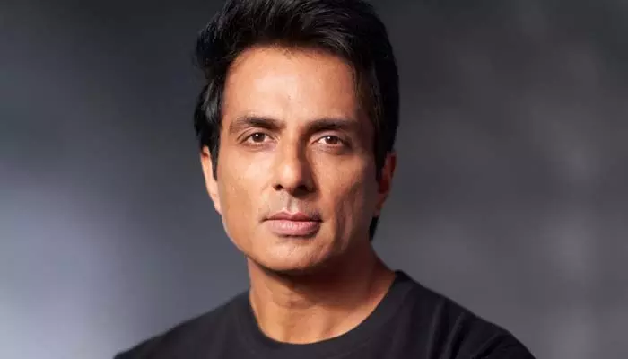 Sonu Sood: బంగ్లాలో హిందువులపై దాడులు.. ఆదుకుంటానంటూ హీరో సోనూ సూద్ పోస్ట్