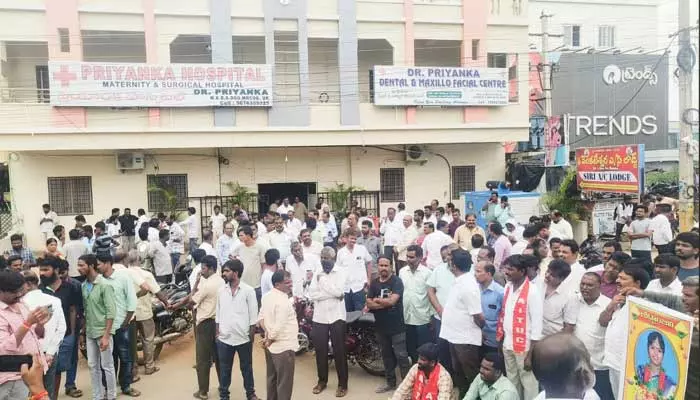 Priyanka hospital : ప్రియాంక హాస్పిటల్ ముందు బైఠాయించిన బాలింత కుటుంబ సభ్యులు..